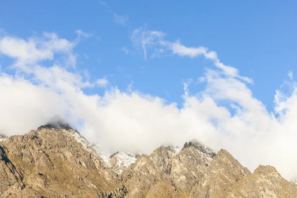 Picos de montaña cubiertos de nubes — Foto de Stock