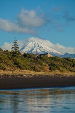Mount Taranaki karla kaplı