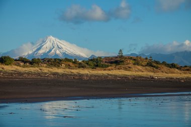 Mount Taranaki karla kaplı