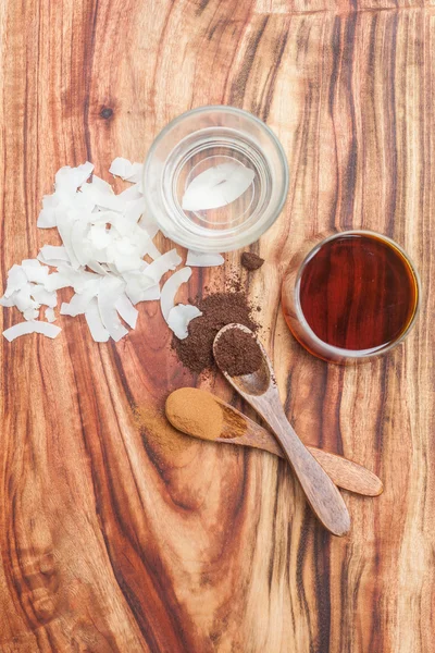 Kókusz olaj, kókusz kiütések, őrölt vanília bab és juhar szörp — Stock Fotó