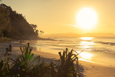 Byron Bay Watego'nın plaj üzerinde gündoğumu