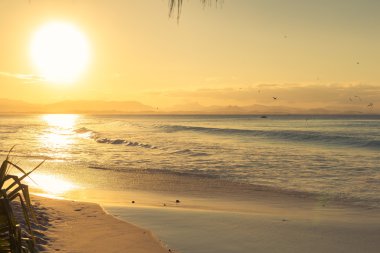 Byron Bay Watego'nın plaj üzerinde gündoğumu