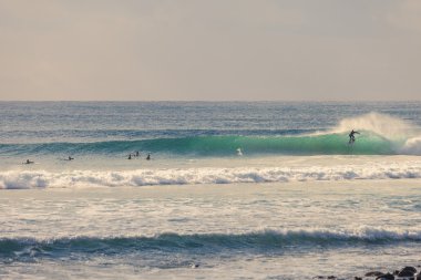 Avustralya'da bir güzel bir sağ dalga sürme sörfçü