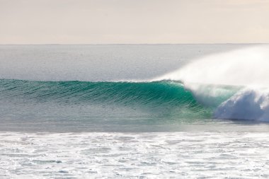 Avustralya'da bir güzel bir sağ dalga sürme sörfçü