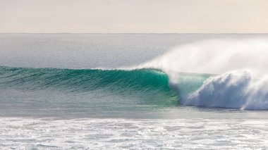 Avustralya'da bir güzel bir sağ dalga sürme sörfçü