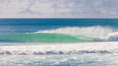 Avustralya'da bir güzel bir sağ dalga sürme sörfçü