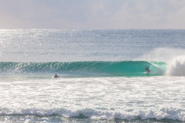 Avustralya'da bir güzel bir sağ dalga sürme sörfçü