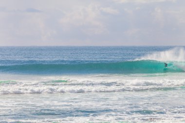 Avustralya'da bir güzel bir sağ dalga sürme sörfçü