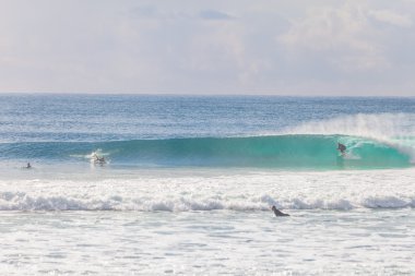 Avustralya'da bir güzel bir sağ dalga sürme sörfçü