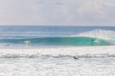 Avustralya'da bir güzel bir sağ dalga sürme sörfçü