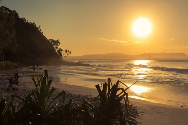 Nascer do sol sobre Watego 's Beach em Byron Bay — Fotografia de Stock