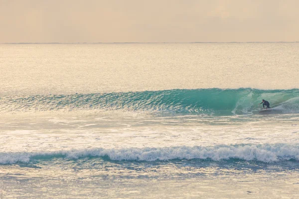 Surfer rijden een mooie rechtse golf in Australië — Stockfoto