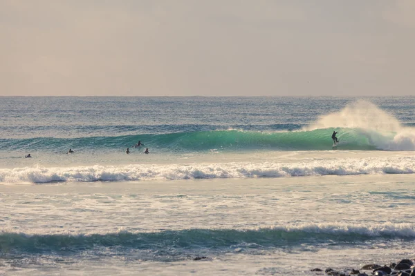 Surfista montando una hermosa ola de la mano derecha en Australia — Foto de Stock