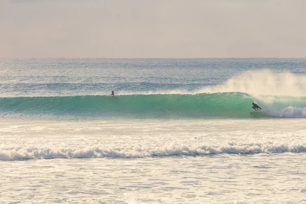 冲浪者骑在澳大利亚的美丽右手波 — 图库照片