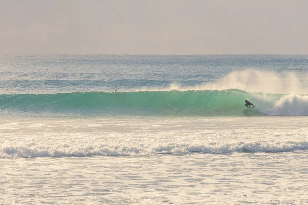 Surfista montando uma bela onda direita na Austrália — Fotografia de Stock