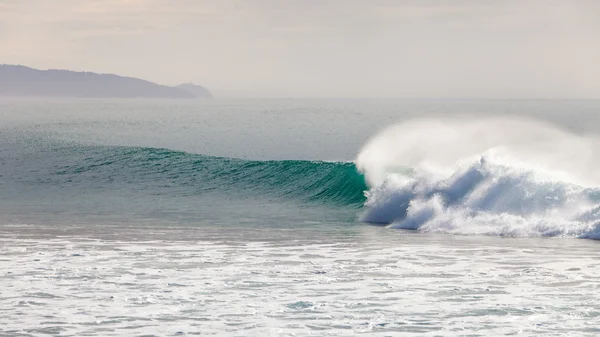 Surfista montando una hermosa ola de la mano derecha en Australia — Foto de Stock