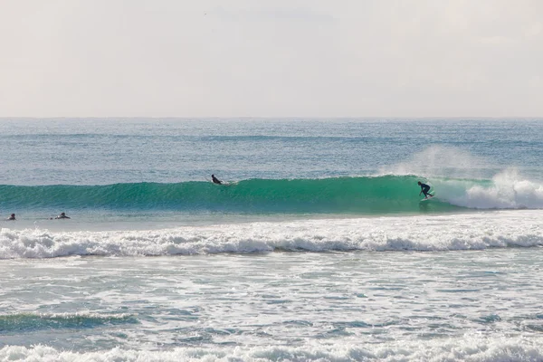 Avustralya'da bir güzel bir sağ dalga sürme sörfçü — Stok fotoğraf