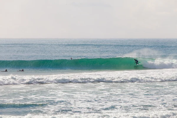 Surfista montando uma bela onda direita na Austrália — Fotografia de Stock