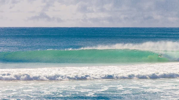 Szörfös lovagolt egy gyönyörű jobb hullám Ausztráliában — Stock Fotó