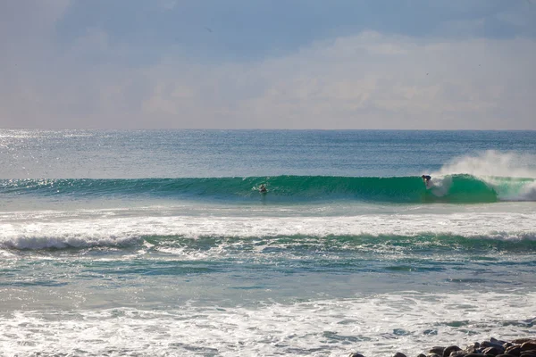 Surfer rijden een mooie rechtse golf in Australië — Stockfoto