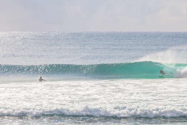Surfista montando una hermosa ola de la mano derecha en Australia — Foto de Stock