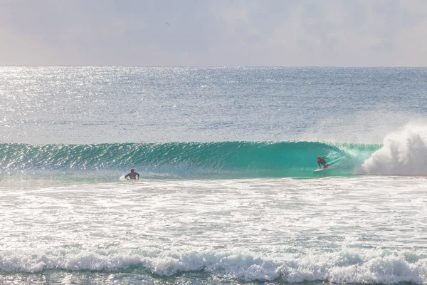 Surfer cavalcando una bella onda destra in Australia — Foto Stock