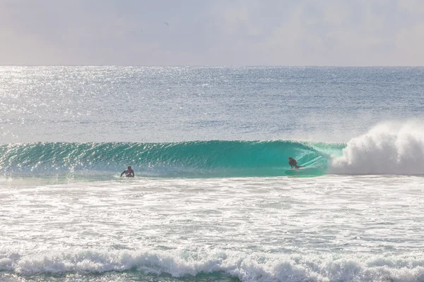 Surfer rijden een mooie rechtse golf in Australië — Stockfoto