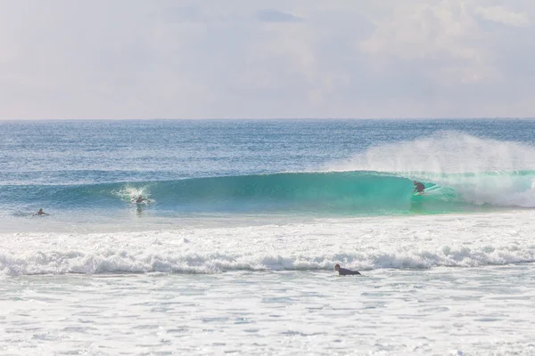Surfer mengendarai gelombang tangan kanan yang indah di Australia — Stok Foto