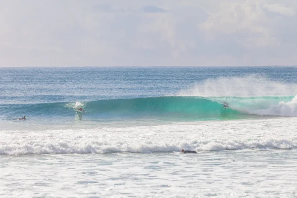 Surfista montando uma bela onda direita na Austrália — Fotografia de Stock