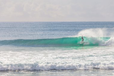 Avustralya'da bir güzel bir sağ dalga sürme sörfçü
