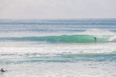 Avustralya'da bir güzel bir sağ dalga sürme sörfçü