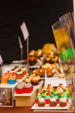 Pazarlarda sunulan renkli kek