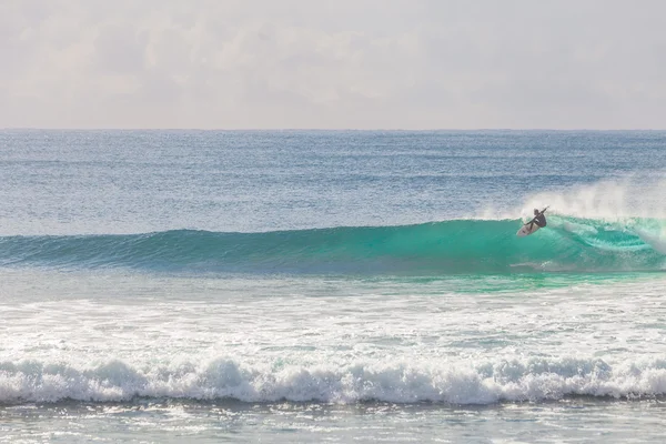 Surfer rijden een mooie rechtse golf in Australië — Stockfoto