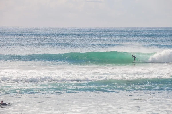 Surfista montando una hermosa ola de la mano derecha en Australia —  Fotos de Stock