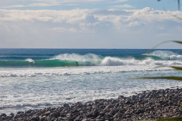 冲浪者骑在澳大利亚的美丽右手波 — 图库照片