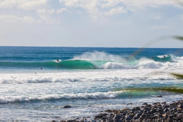 Surfer rijden een mooie rechtse golf in Australië — Stockfoto