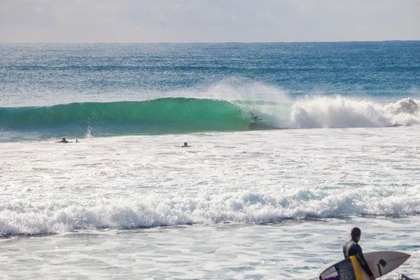 Surfeur chevauchant une belle vague de droite en Australie — Photo