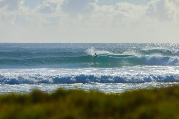 Surfer riding a beautiful right hand wave in Australia — Stock Photo, Image