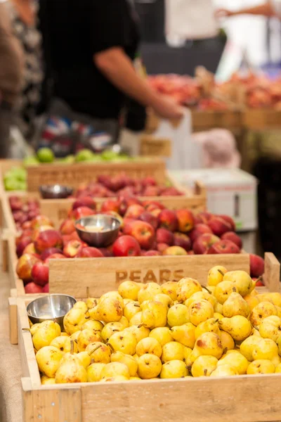 Fresh Pears in baskets at an open air farmers market. — Stock Photo, Image