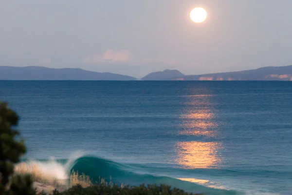 Full moon above sea — Stock Photo, Image