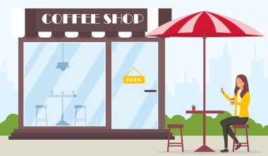 Kahve dükkanının yanında kahve içiyorum.