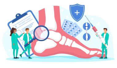 Çok ırklı ortopedi doktorları ayakları muayene ediyor.