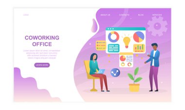 Erkek ve kadın meslektaşlar birlikte çalışıyor.