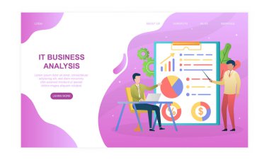 İki erkek karakter geliştirme şemaları ve çizelgeleri üzerinde çalışıyor.