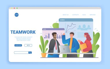 Beyin fırtınası yapan bir grup meslektaşla iş konsepti üzerine takım çalışması