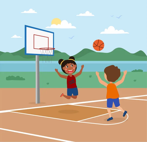 Crianças pequenas bonitos estão jogando basquete em um tribunal ao ar livre juntos — Vetor de Stock