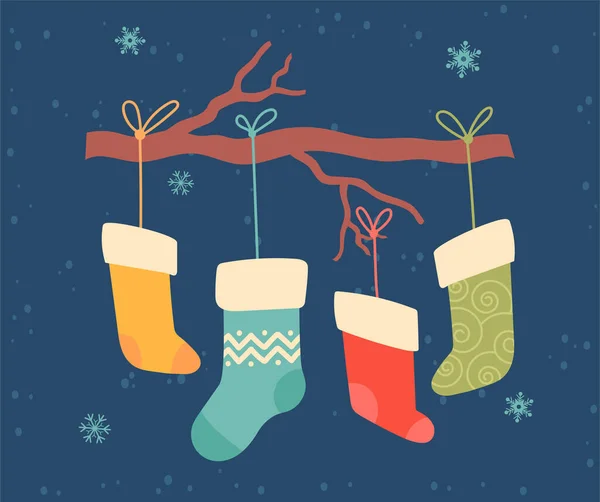 Grußkarte zu Weihnachten und Neujahr mit niedlichen bunten Socken, die an einem Ast hängen — Stockvektor