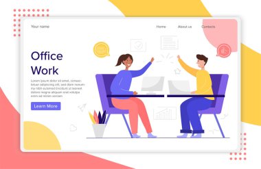 İki genç erkek ve kadın ofis çalışanı beşlik çakıyor.