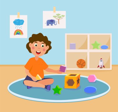 Mutlu küçük çocuk oyuncaklarla oynayarak 3 boyutlu geometri öğreniyor.