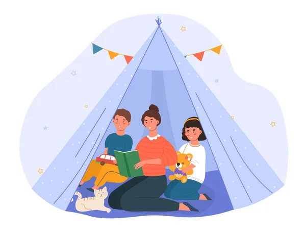 Jovem mãe está lendo livro e contando história para o pequeno filho e filha na tenda teepee — Vetor de Stock